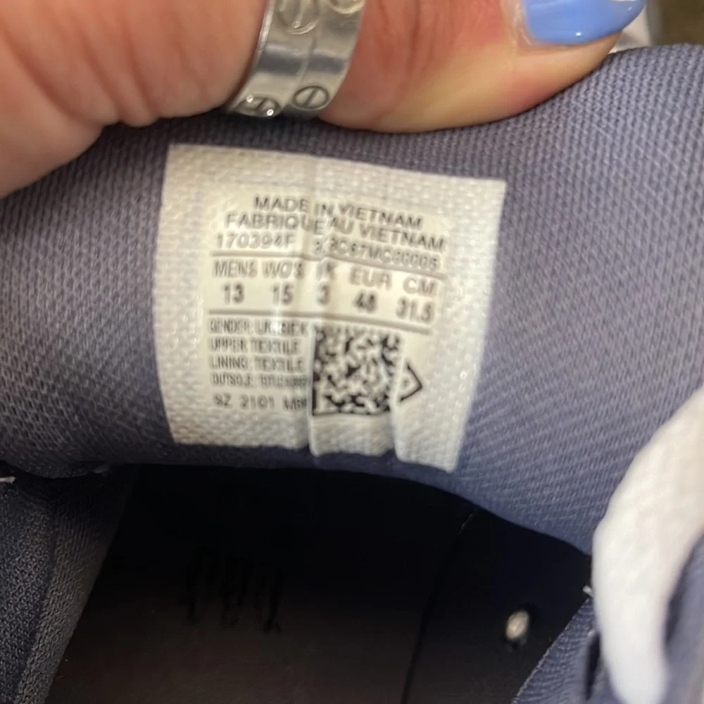 BRAND NEW NEVER WORN CONVERSE ALL STARS - Picture 4 of 5